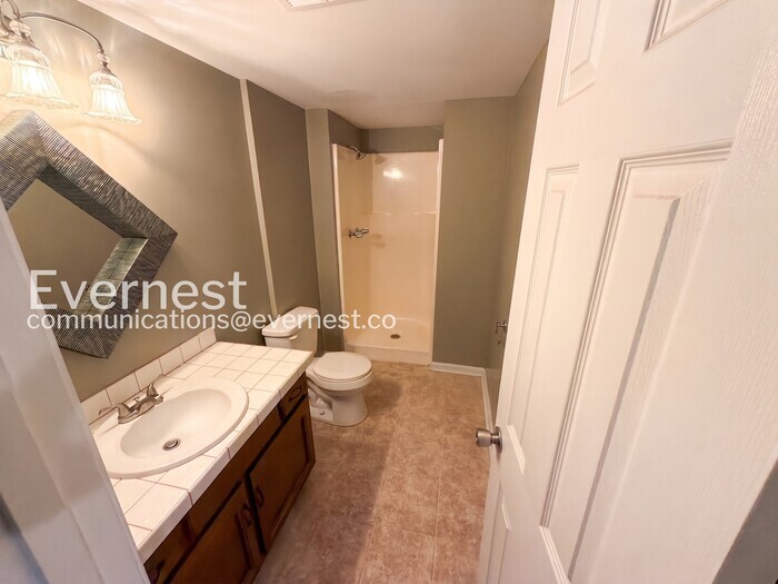 Building Photo - 716 Brookview Dr