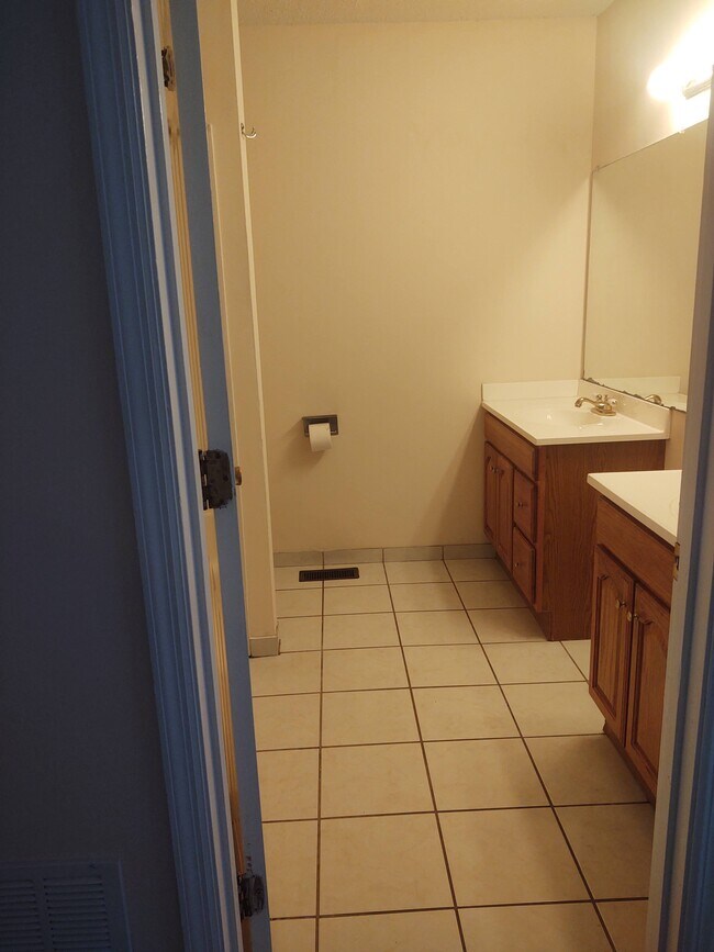 2nd floor full size bathroom double vanity - 251 Knight Dr