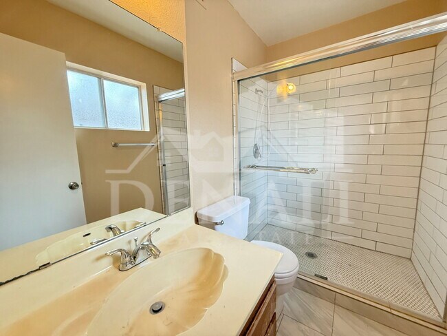Building Photo - 1028 W Malibu Dr