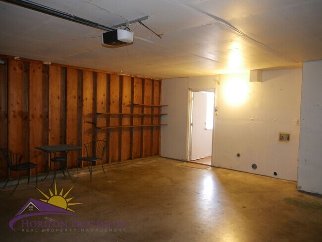 Building Photo - 6826/6828 Klingon Ct