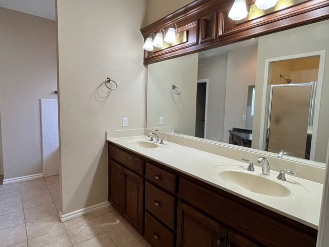 Building Photo - Large 3 Bed 2.5 Bath In Edmond