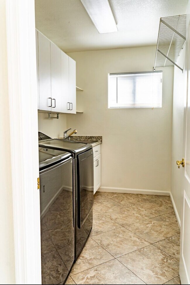 Building Photo - Stunning 4 Bedroom/2.5 Bath Home In Phoeni...