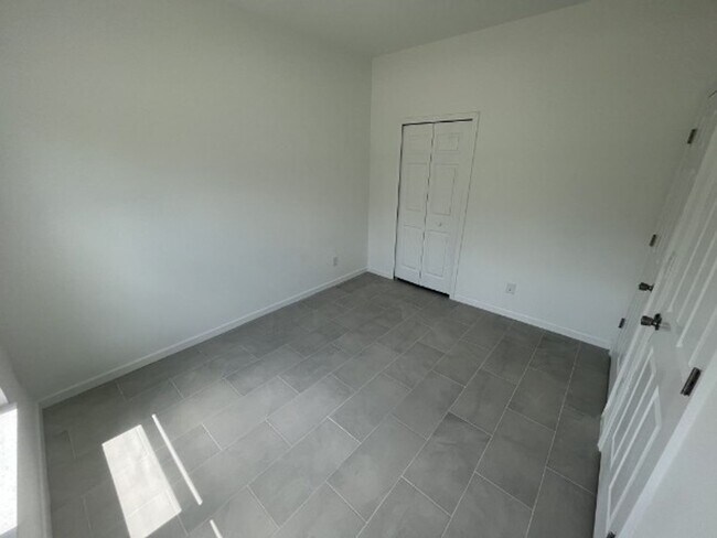 Building Photo - 555 Aspen Ave S