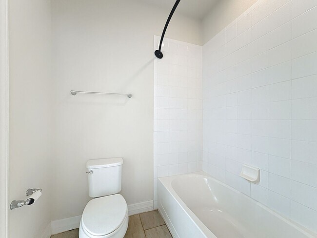Building Photo - Executive Home with 5 bedrooms / four 1/2 ...