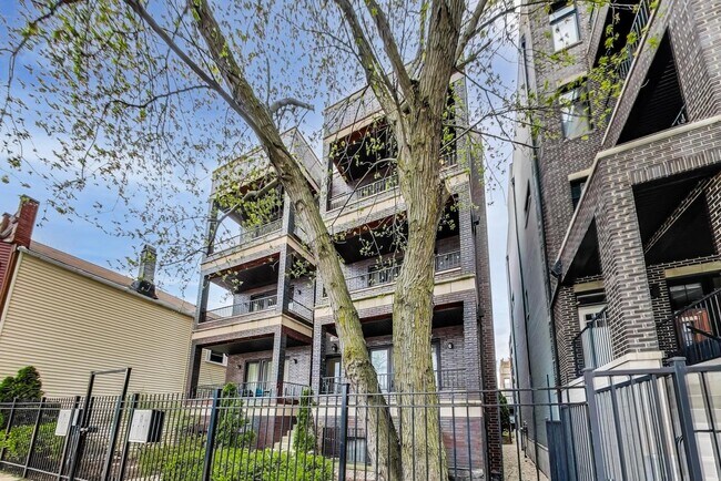 Building Photo - 1441 W Augusta Blvd