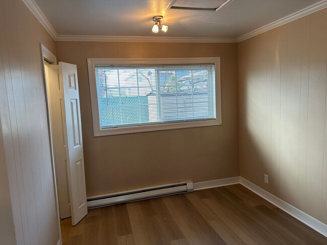 Building Photo - Updated one bedroom duplex in Springfield!