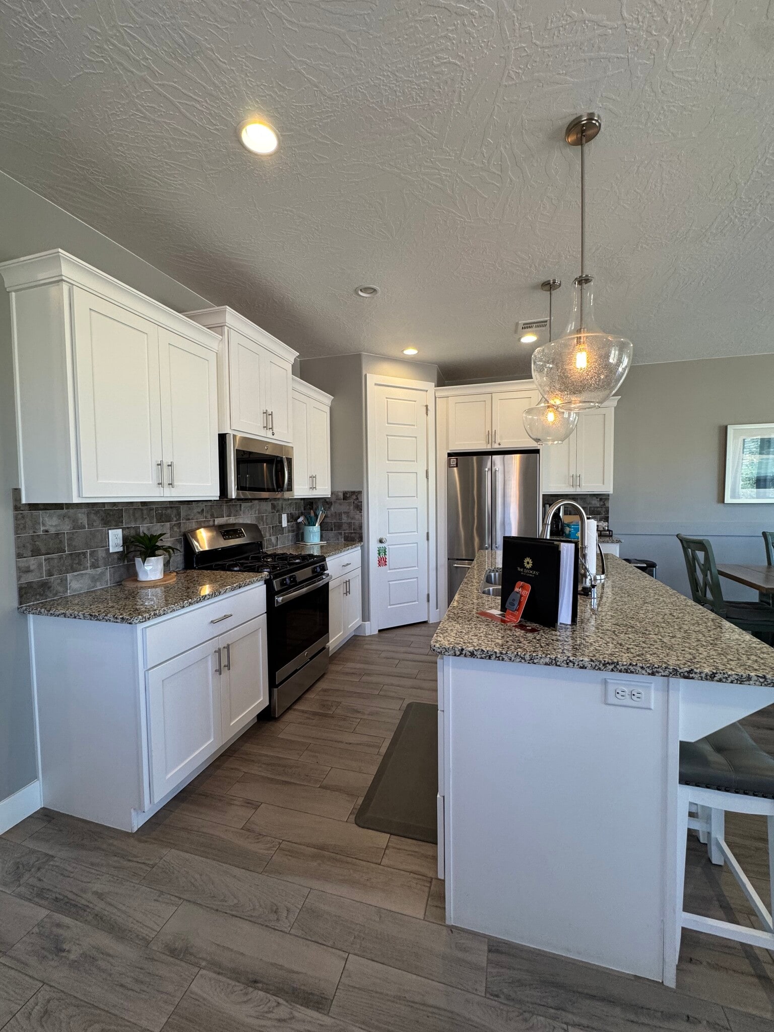 Building Photo - 1610 W Canyon Tree Dr