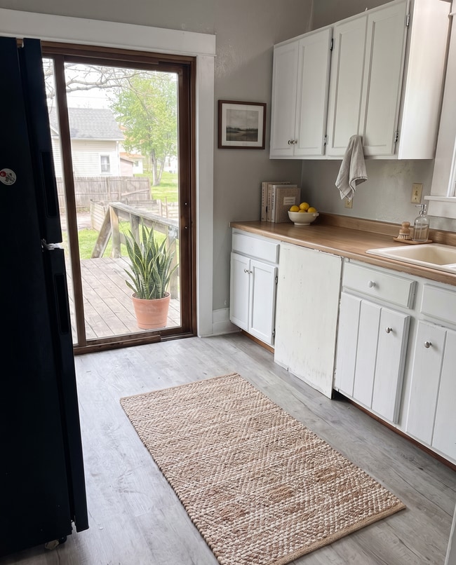 Building Photo - Charming Home with Massive Yard & Creative Space!