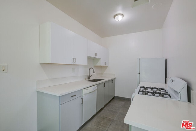 Building Photo - 965 N Doheny Dr