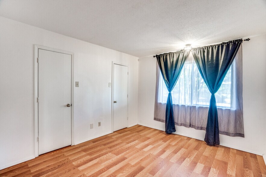 Building Photo - 511 Post Oak Ln