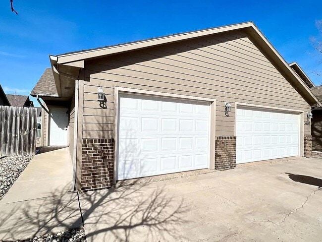 Building Photo - 3600 W 93rd St