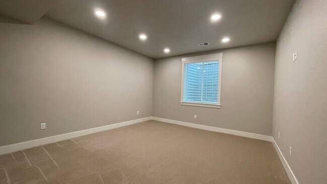 Building Photo - Great Townhouse in Windsor - Highland Meadows
