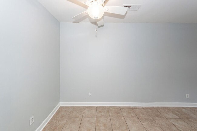 Building Photo - 2 Bedroom, 1.5 Bathroom Townhome in Island Bluff - James Island