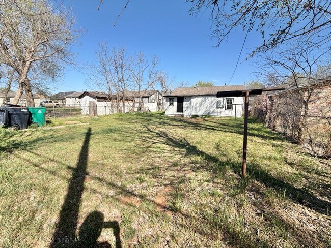 Building Photo - 2 bed newly renovated!