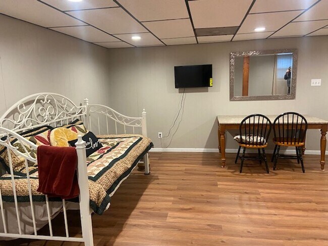 Building Photo - West Knoxville 37909 - Fully furnished Roo...