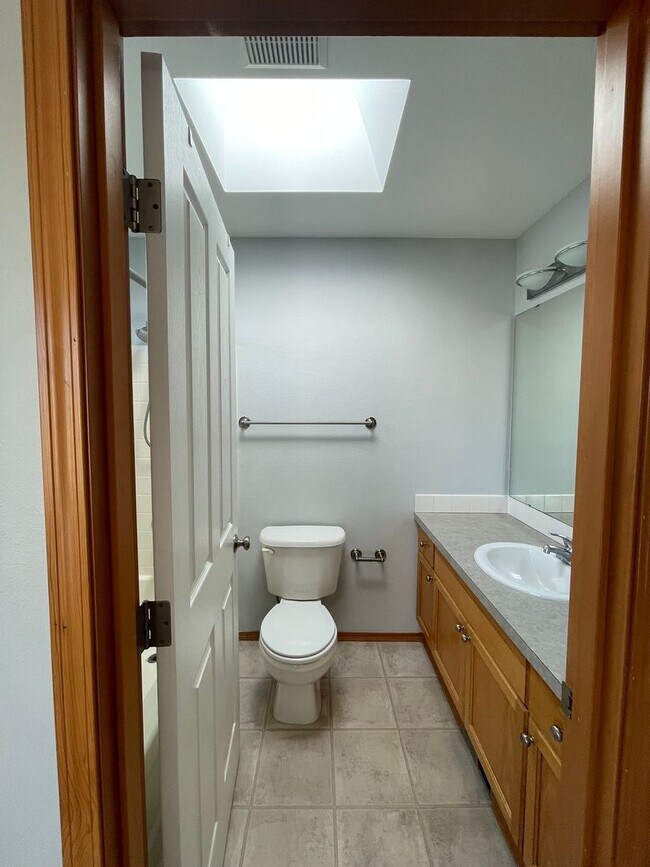 Building Photo - Spacious 5BR / 3BA Beacon Hill Home – 2,210 SF – $3900 – Pets OK