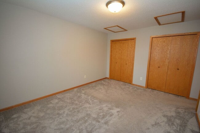 Building Photo - Twin home with walk-out basement & great updates!