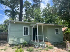 Building Photo - Recently Renovated Freestanding Unit in Tr...