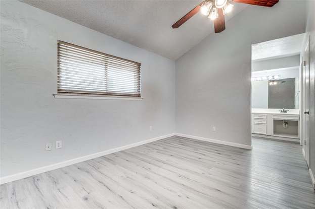 Building Photo - 4 Oakbrook Dr