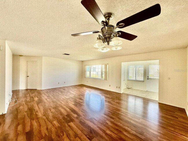 Building Photo - 940 Rosewood Ln