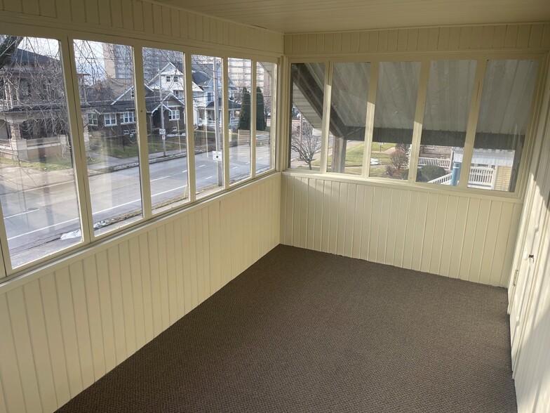 Building Photo - 536 Algoma Blvd