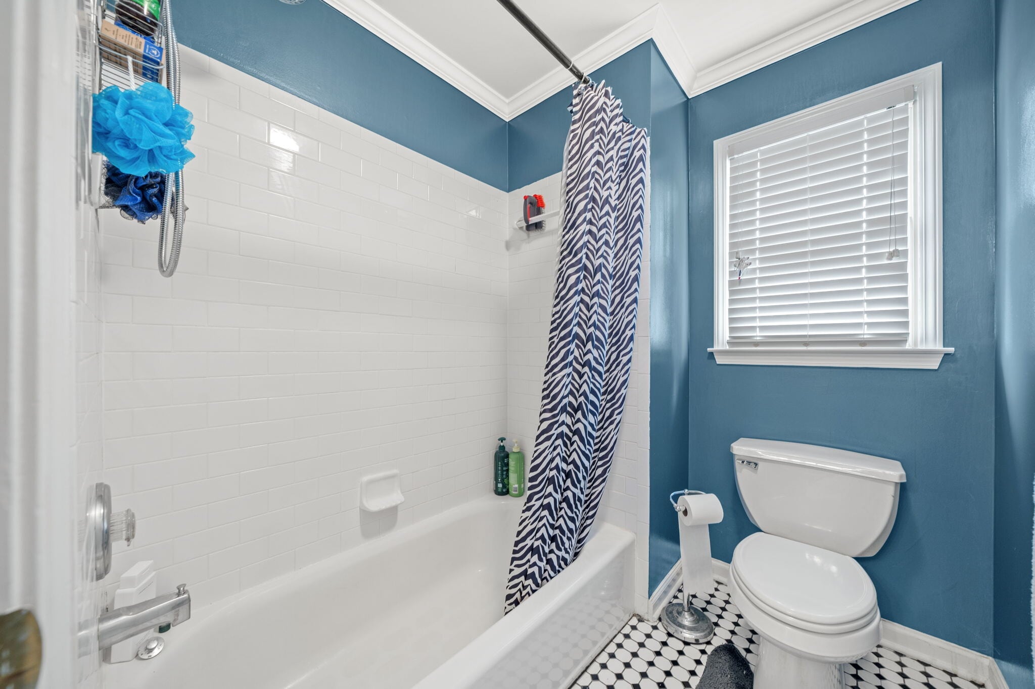 Connecting full bath - 600 Lyndhurst Cir