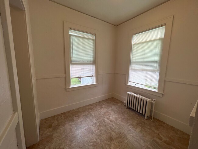 Interior Photo - 423 Washington