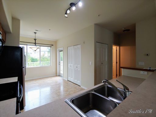 Building Photo - Large 3 Story Townhome with Tandem Garage!