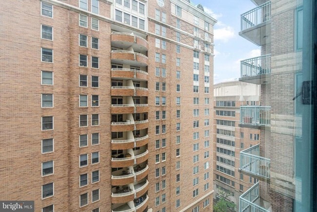 Building Photo - 851 N Glebe Rd