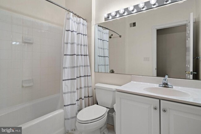 Building Photo - 128 Queen St