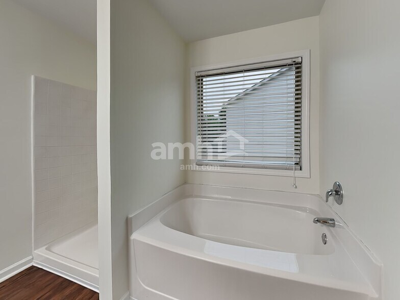 Building Photo - 17 Phaeton Ave