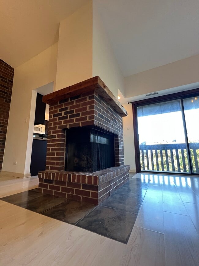 Building Photo - 5985 Lakeside Pl
