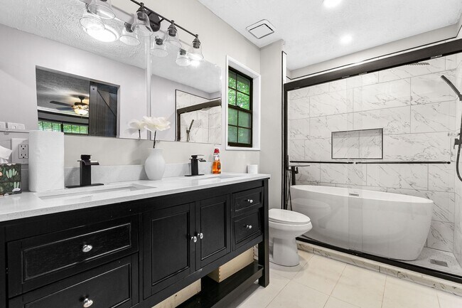 Building Photo - Fully Renovated Three Bedroom in the heart of Stockbridge!