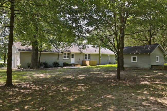 Building Photo - Painted Brick Ranch-Style Home!