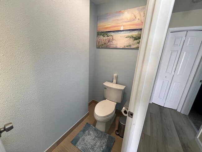 Building Photo - Home minutes from the beach