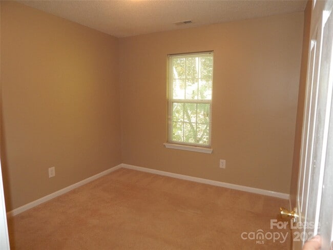 Building Photo - 307 Alabarda Ln