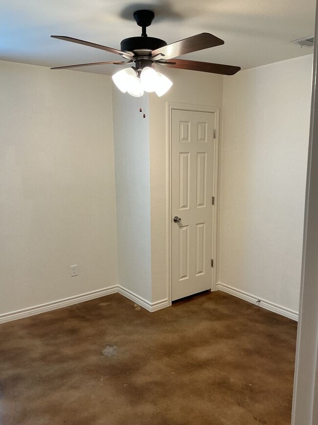 Building Photo - Charming 3 bedroom 2 bath duplex in desira...