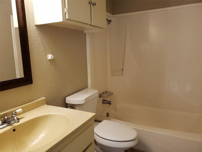 Building Photo - 1410 N O'Connor Rd