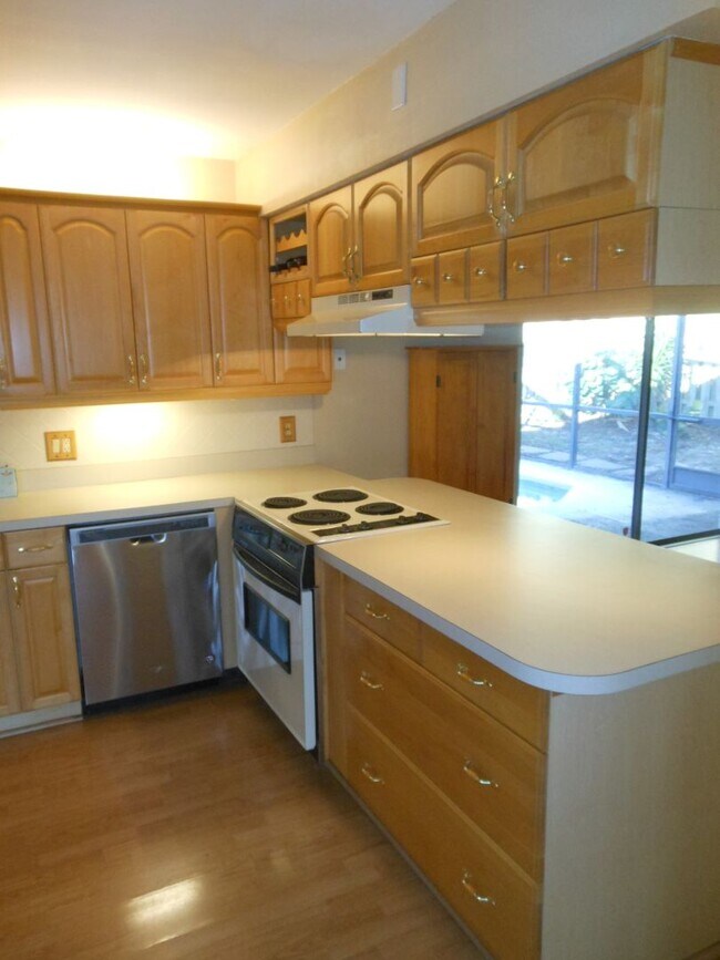 Building Photo - CHARMING 2 BEDROOM POOL HOME IN THE HEART OF JENSEN BEACH