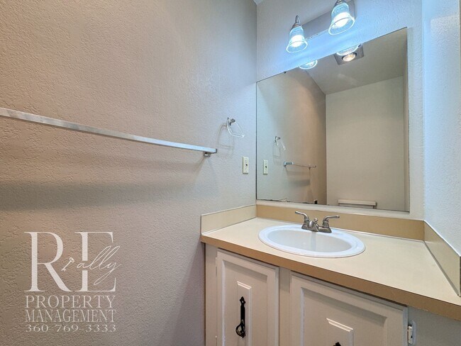 Building Photo - Bright End-Unit Townhome with Loft, Fireplace & Wooded Balcony