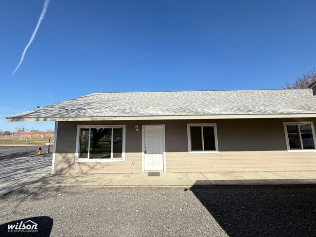 Building Photo - 1401 S 4th Ave