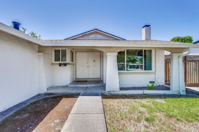 Building Photo - Spacious 3 Bedroom 2 Bath Home with 2 Car Garage and Central Air Conditioning