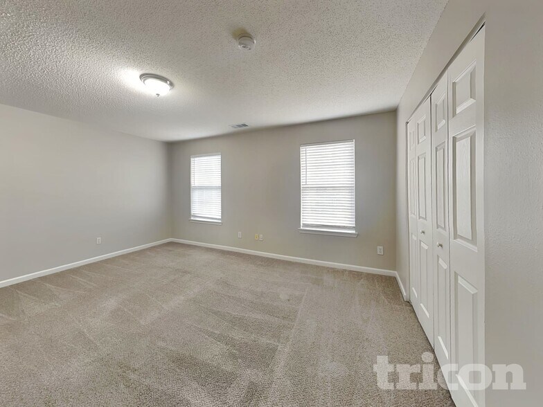 Building Photo - 2000 Farm Hill Ct