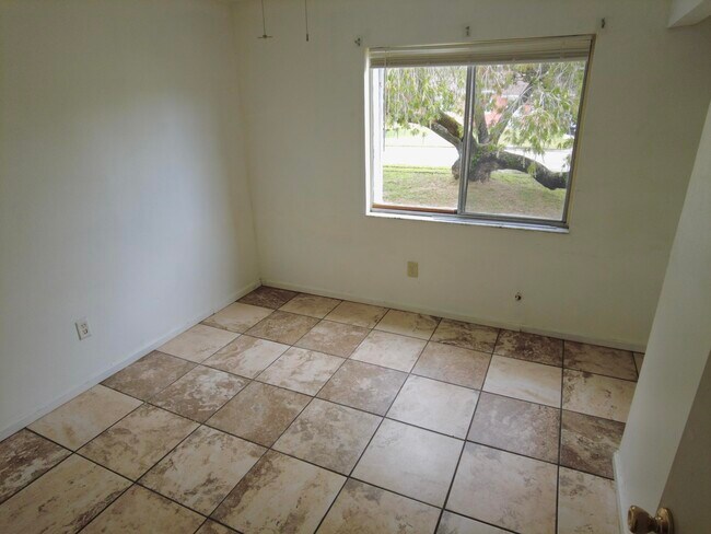 Building Photo - 1204 Linmoor Cir NE