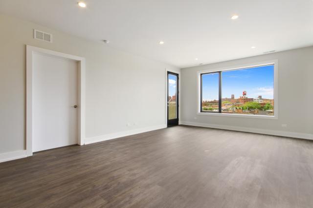 Building Photo - 3 bedroom in Chicago IL 60608