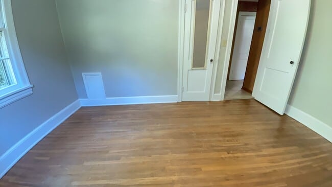 Building Photo - Spacious 2 Bedroom/1 Bath Home