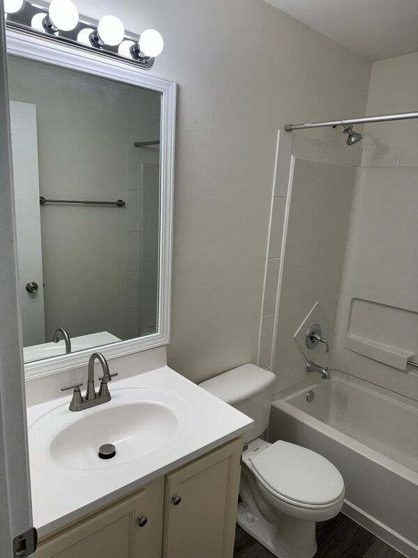 Building Photo - 6 Lansbury Ct