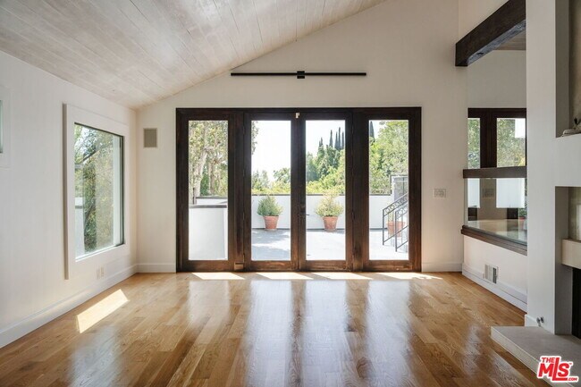 Building Photo - 1355 Bobolink Pl