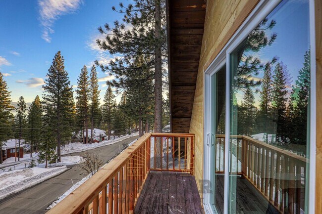 Building Photo - Bright Home in Incline! - Reduced Price!! - 1 Dog upon Approval