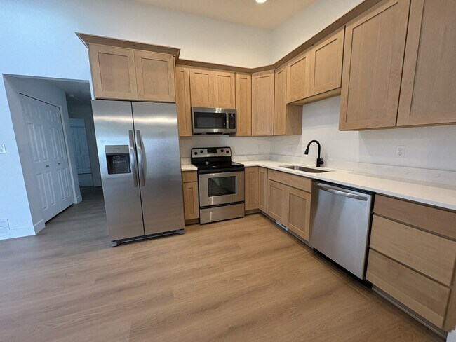 Building Photo - 765 Lupine Ct